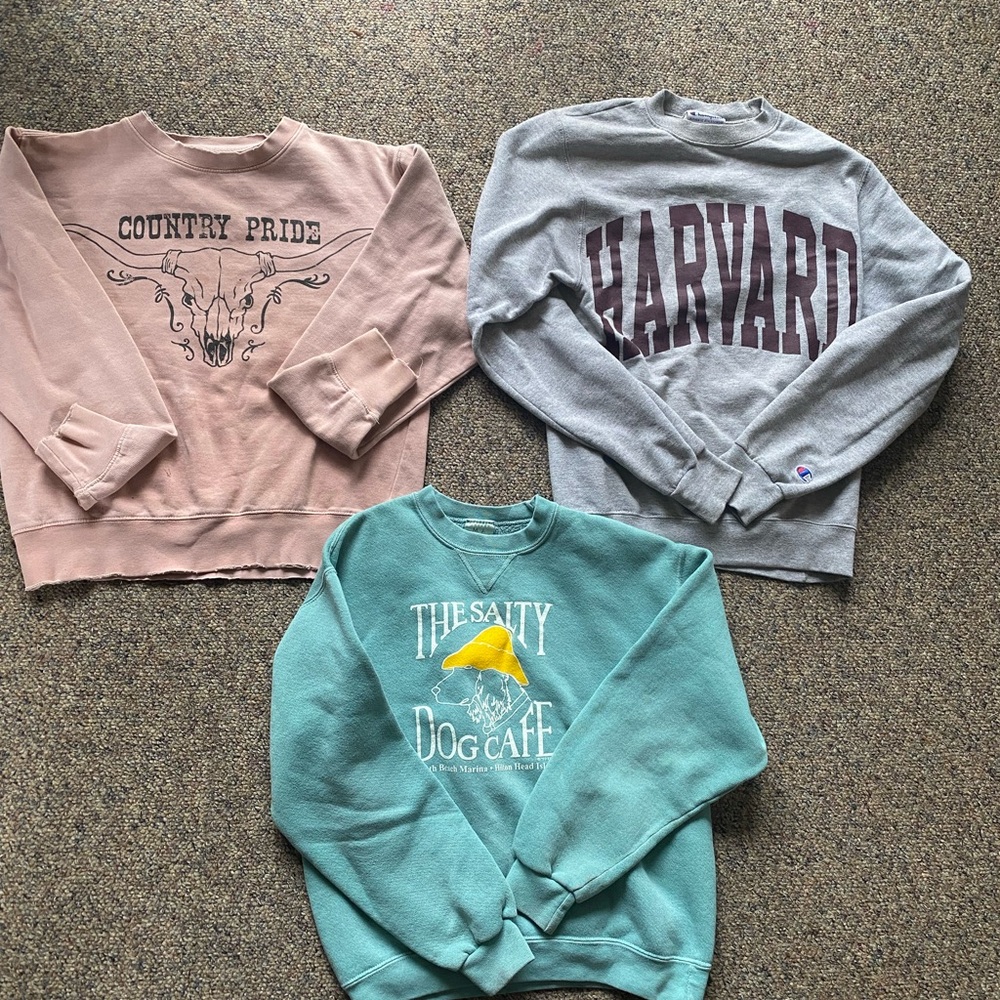 Gray Collegiate Sweatshirt with Vintage Style
